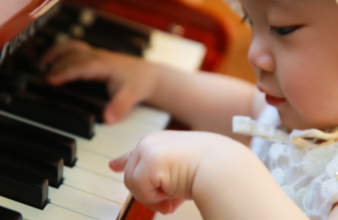 Toddler plays piano